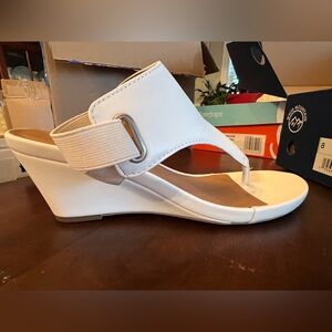 White Mountain brand new thong wedge sandal size 8